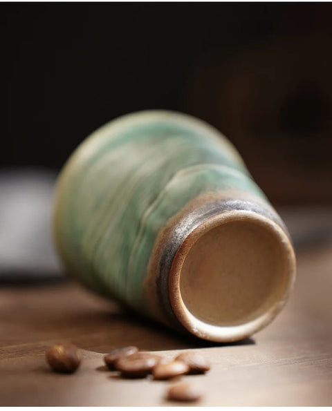 Tazas de espresso trituradas contemporáneas