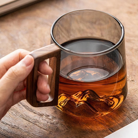 Tazze da caffè inclinate in vetro grigio fumo con manico in legno
