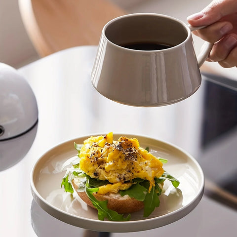 Taza de té o café contemporánea y elegante con platillo a juego