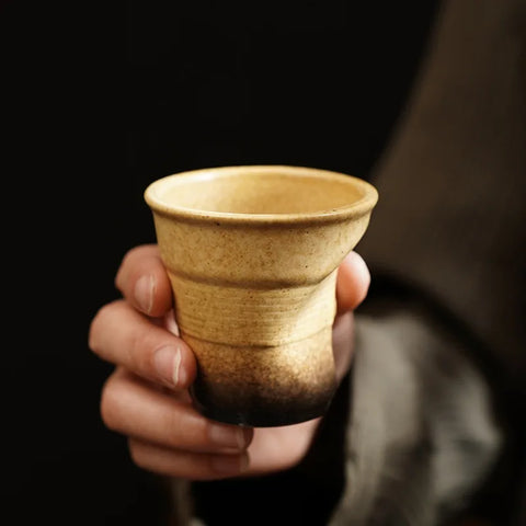 Tazas de espresso trituradas contemporáneas