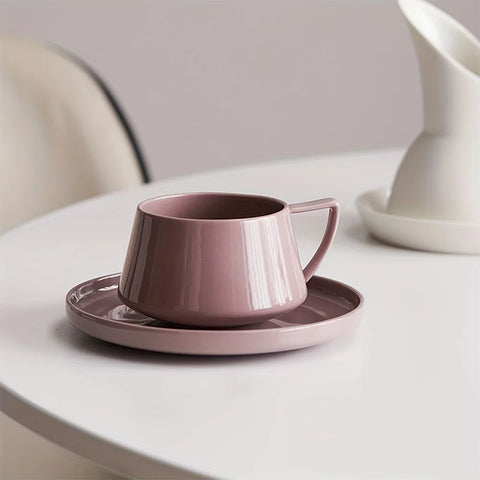 Taza de té o café contemporánea y elegante con platillo a juego