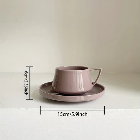 Taza de té o café contemporánea y elegante con platillo a juego