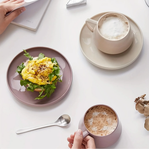 Taza de té o café contemporánea y elegante con platillo a juego