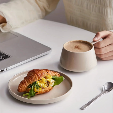 Taza de té o café contemporánea y elegante con platillo a juego