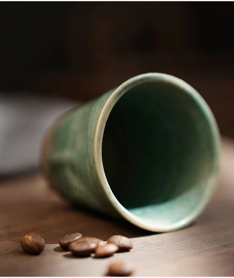 Tazas de espresso trituradas contemporáneas