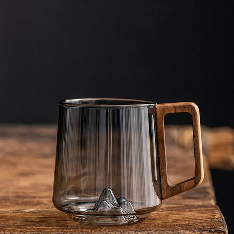 Tazze da caffè inclinate in vetro grigio fumo con manico in legno