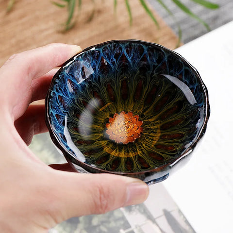 كوب شاي فاخر مصنوع يدويًا مع زهرة اللوتس الذهبية