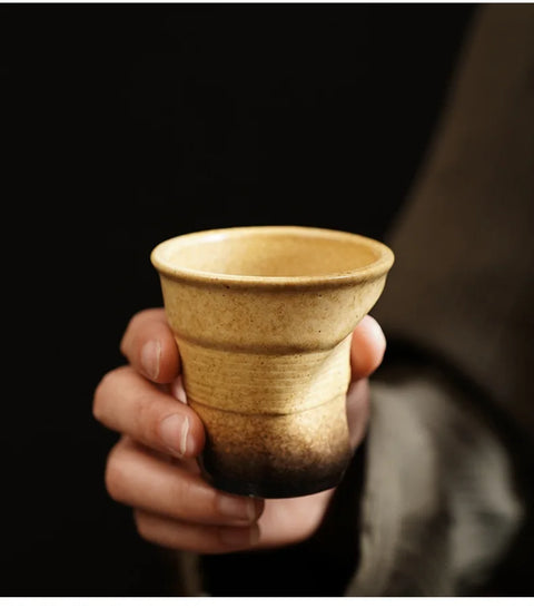 Tazas de espresso trituradas contemporáneas