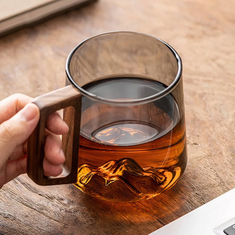 Tazze da caffè inclinate in vetro grigio fumo con manico in legno