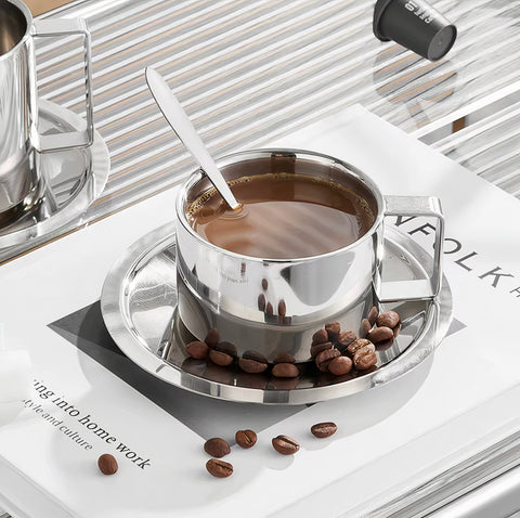 Tazza da caffè arrotondata a specchio con piattino e cucchiaino