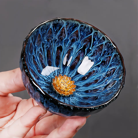 كوب شاي فاخر مصنوع يدويًا مع زهرة اللوتس الذهبية