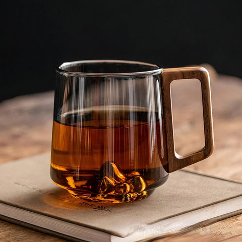 Tazze da caffè inclinate in vetro grigio fumo con manico in legno