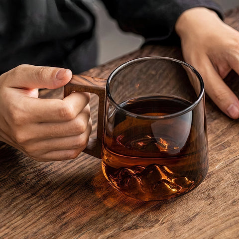 Tazze da caffè inclinate in vetro grigio fumo con manico in legno