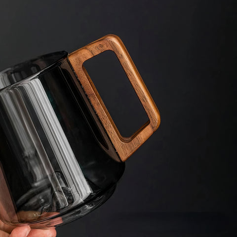 Tazze da caffè inclinate in vetro grigio fumo con manico in legno