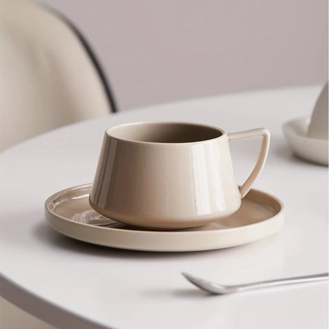 Taza de té o café contemporánea y elegante con platillo a juego