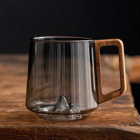 Tazze da caffè inclinate in vetro grigio fumo con manico in legno