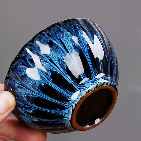 كوب شاي فاخر مصنوع يدويًا مع زهرة اللوتس الذهبية