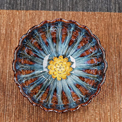 كوب شاي فاخر مصنوع يدويًا مع زهرة اللوتس الذهبية