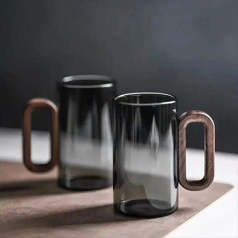 Tazas de café delgadas de vidrio gris ahumado con mango de madera
