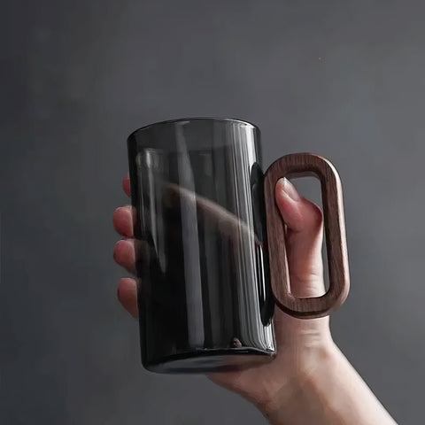 Tazas de café delgadas de vidrio gris ahumado con mango de madera