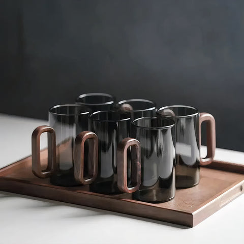 Tazas de café delgadas de vidrio gris ahumado con mango de madera
