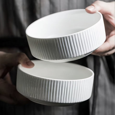 Cuencos de cerámica blanca apilables contemporáneos