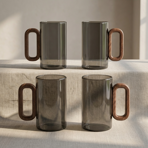 Tazas de café delgadas de vidrio gris ahumado con mango de madera