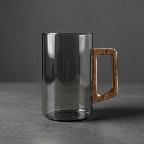 Taza de café de vidrio gris ahumado con asa de madera