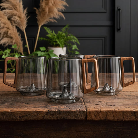 Tazze da caffè inclinate in vetro grigio fumo con manico in legno